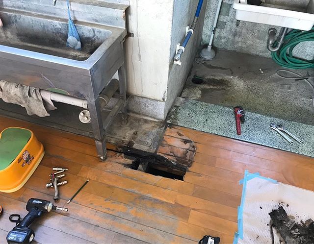 水腐れで床が傷んでいるということで駆け付けました^ - ^！ 冷水機の水が床に伝って長年かけてダメージを与えていたようです（´-`）部分的に床を綺麗に張り替えて、再発防止のために特注のスレンレス板を設置しました♬（╹◡╹）#鹿児島#霧島#国分#新築#リフォーム#不動産#ウッドペッカー#おしゃれ#かわいい#マイホーム#アンティーク#ヴィンテージ#レトロ#モデルハウス